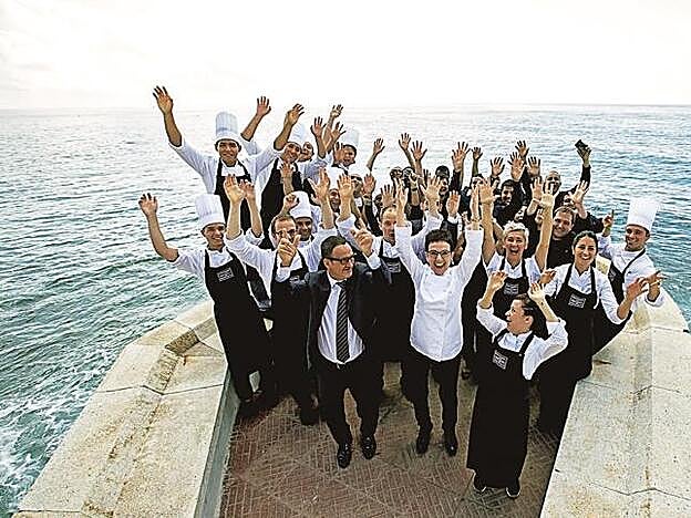 Carme con su marido Toni Balam y el equipo de Sant Pau.