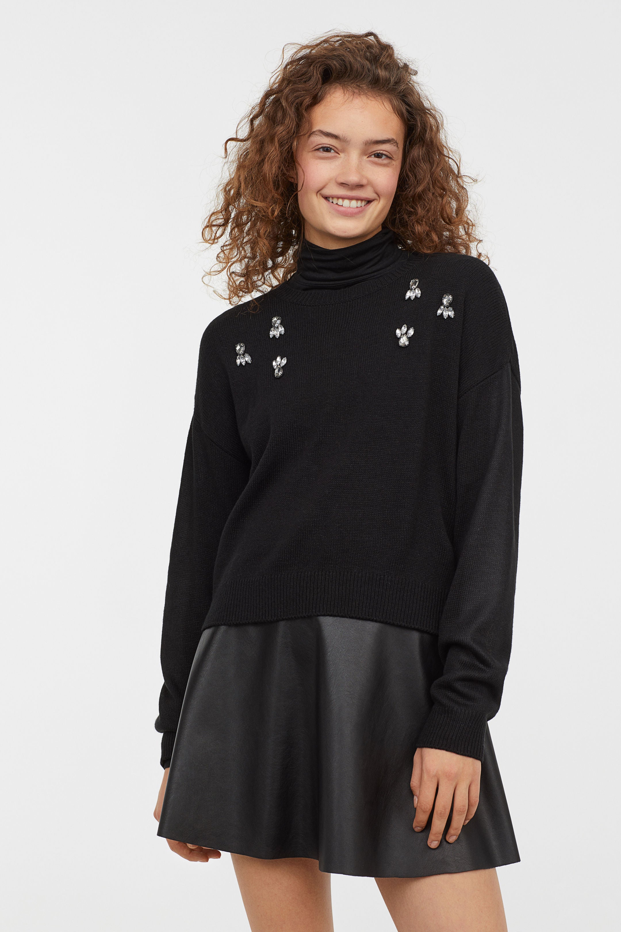 Jersey de punto on cuentas y cuello alto: 24,99 euros en H&M. Disponible en más colores.