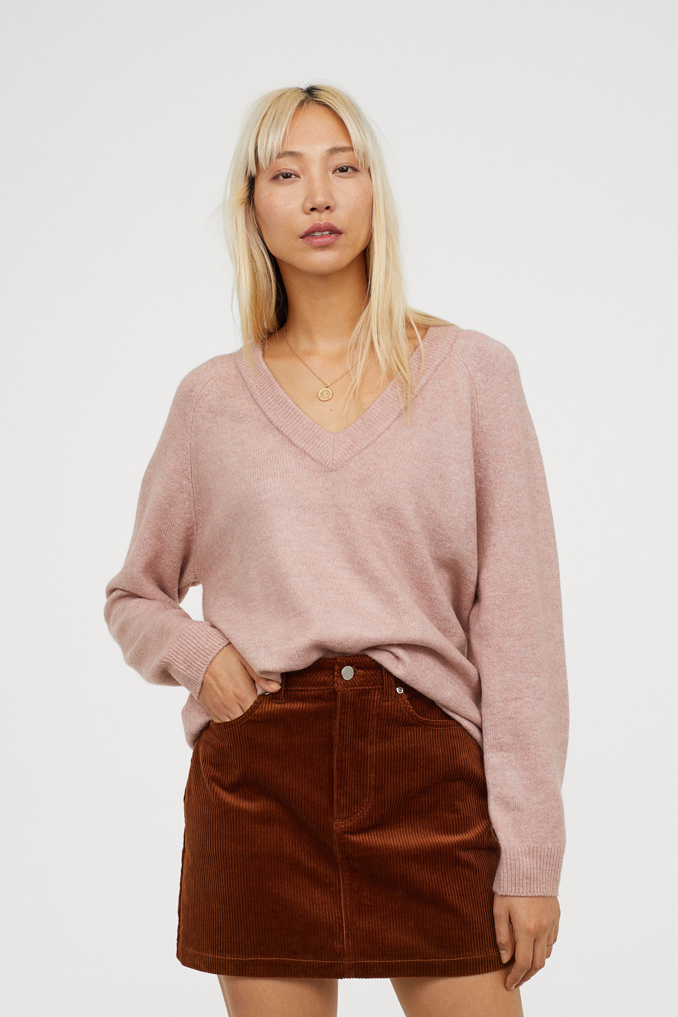 Jersey con cuello de pico: 24,99 euros en H&M. Disponible en más colores.