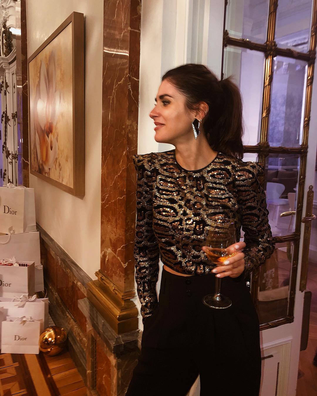 De nuevo Mery Turiel con pantalón negro de pata ancha y cuerpo bordado. En esta ocasión la parte de arriba de su look lo firma Zara, pero desgraciadamente ya no podremos hacernos con ella porque es de hace algunas temporadas.