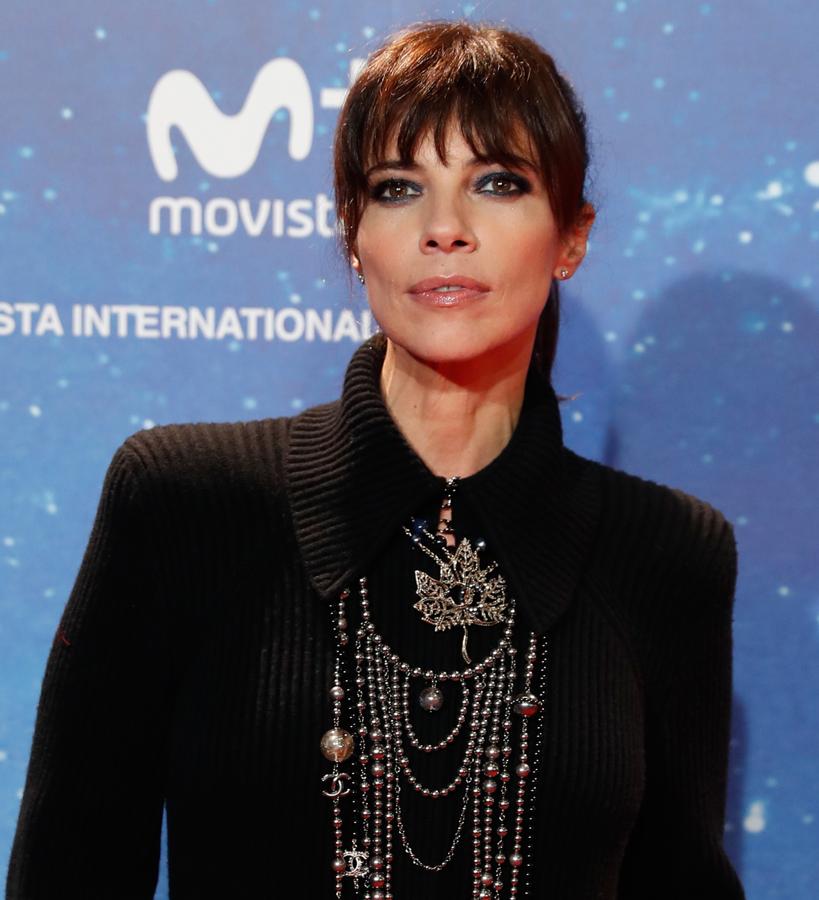 La actriz es como el buen vino: mejora con loa años ya hora está incluso más guapa que cuando tenía veinte años. Eso sí, ha sido capaz de rejuvenecer su rostro sin perder un ápice de expresividad. ¿Su secreto? Una concienzuda rutina de belleza diaria, visitas periódicas al centro de estética y seguro que algún pinchacito discreto.