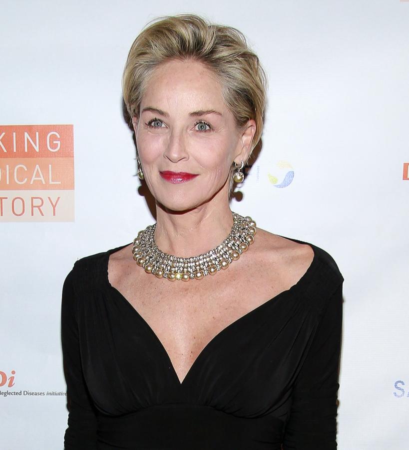 Sharon está tan contenta con el resultado de sus retoques que incluso ha mostrado su imagen para la campaña mundial de un laboratorio que fabrica ‘fillers’ intradérmicos que se emplean para rellenar arrugas y corregir la pérdida de volumen en pómulos, labios y mentón. Salta a la vista que el resultado es espectacular. 