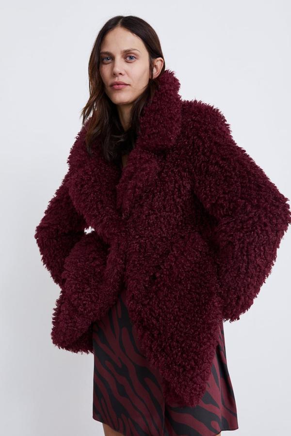 Suavísimo abrigo con de cuello y solapa, bolsillos laterales ocultos en costura y cierre frontal con botón apresión oculto. Pasa de 49,99 euros a 29,99.