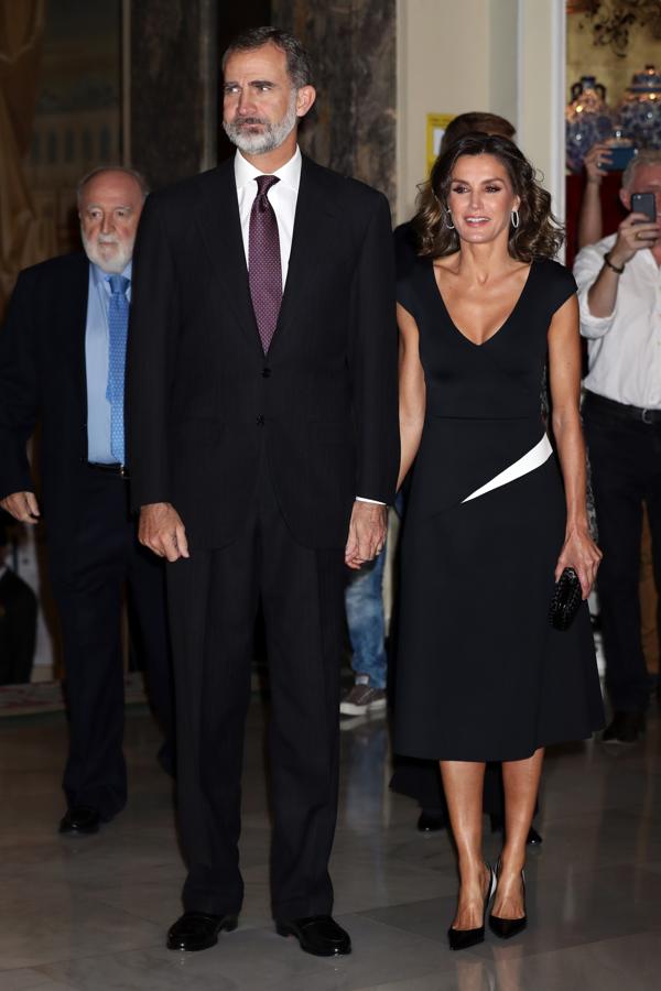 La Reina siempre saca su mejor versión de estilo en sus encuentros con periodistas, y los Premios Francisco Cerecedo de 2018 no fueron una excepción:  doña Letizia estrenó un imponente vestido negro de Carolina Herrera  con escotazo que le sentaba como un guante.
