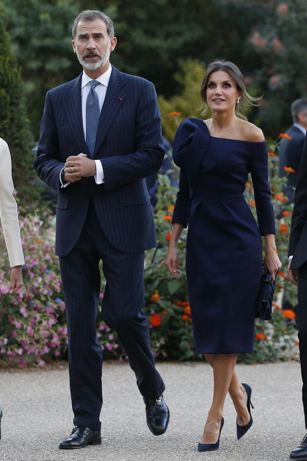 No hace falta que un escote enseñe demasiado para resultar súper sexy, y este vestido de Delpozo que la Reina recuperó durante su última visita a París en el mes de octubre lo demuestra: nunca un hombro al aire había resultado tan seductor y sofisticado.