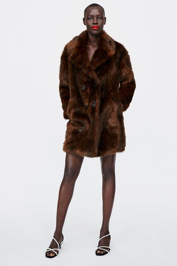 Abrigo con cuello y solapa, bolsillos delanteros y cierre frontal cruzado con botones combinados a contraste. Pasa de 89,95 euros a 49,99.