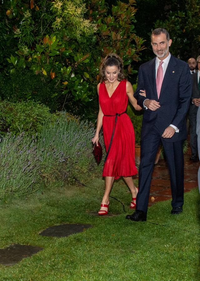 Este vestido rojo plisado de Carolina Herrera, de silueta lady y cintura marcada, es sin duda  una de las apuestas más sexys de la Reina , en gran medida por su escote en uve.