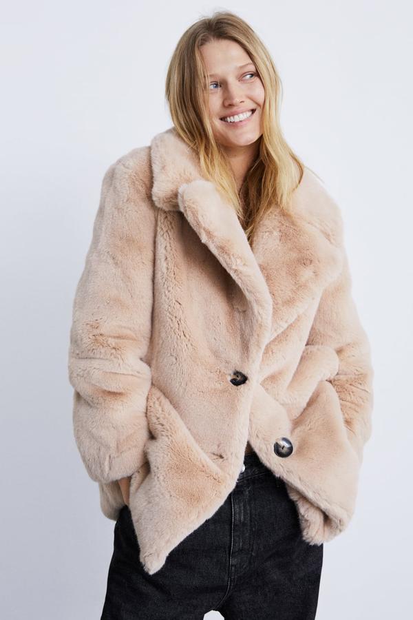 Abrigo con cuello y solapa, bolsillos laterales ocultos en la costura y cierre delantero con botones. Pasa de 89,95 eurosa 49,99.