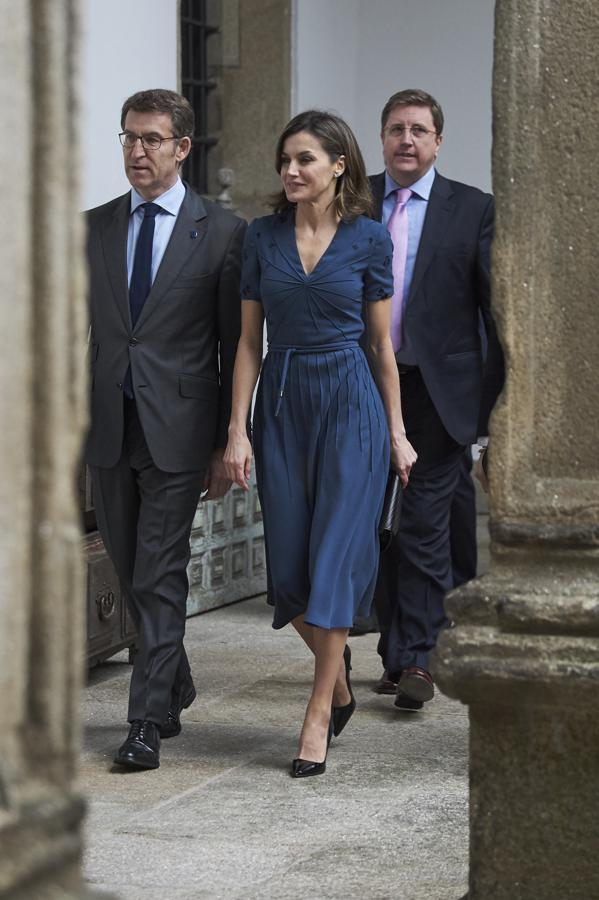 La sensualidad de un escote no solo se mide por lo pronunciado que sea. Este  vestido de Bottega Veneta que estrenó doña Letizia  durante un acto oficial en Santiago de Compostela el pasado mes de marzo centraba toda la atención en el pecho, no tanto por la abertura en 'uve', sino por el bordado del cuerpo.