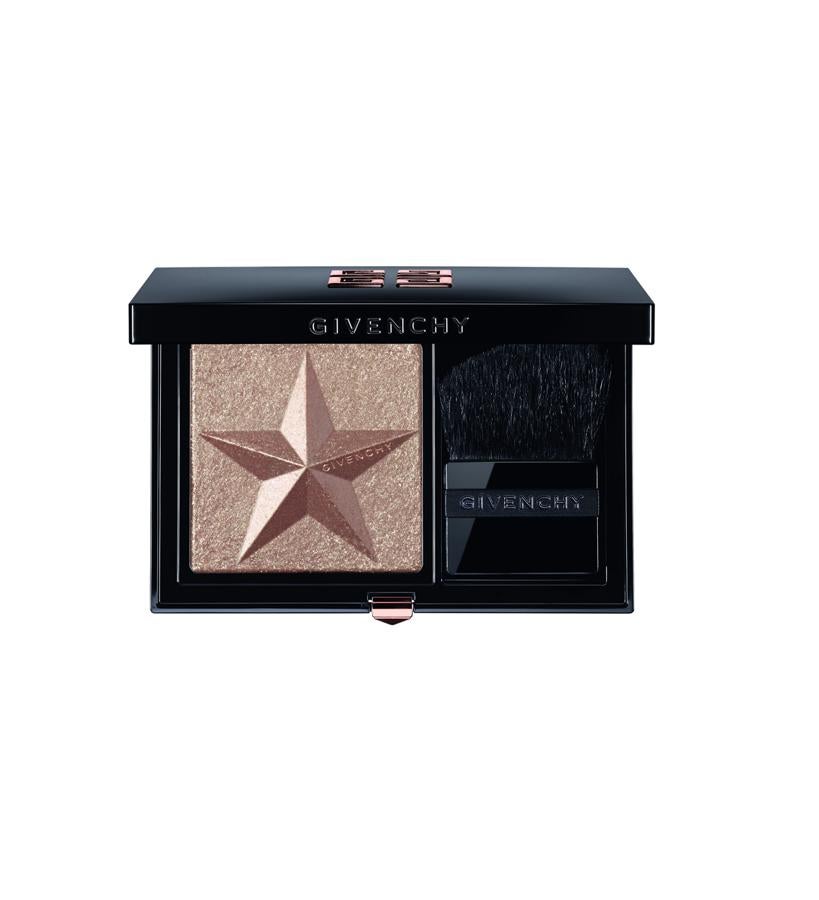 Su fórmula está libre de talco para proporcionar un acabado nacarado intenso, que deja una piel luminosa y alisada. Además, se puede aplicar humedecido para conseguir un acabado más intenso y también se puede utilizar como sombra de ojos o para la parte superior de las mejillas.  Mystic Glow Powder de Givenchy  (44,50 €).