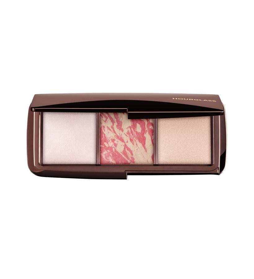 Esta paleta de tres tonos de polvos iluminadores cuenta con una tecnología fotoluminiscente que permite filtrar la luz penetrante y afinar el aspecto de la tez. Los polvos se pueden aplicar solos o superpuestos para impregnar la piel con una luminosidad multidimensional.  Ambient Lighting Palette de Hourglass para Sephora  (62,55 €).