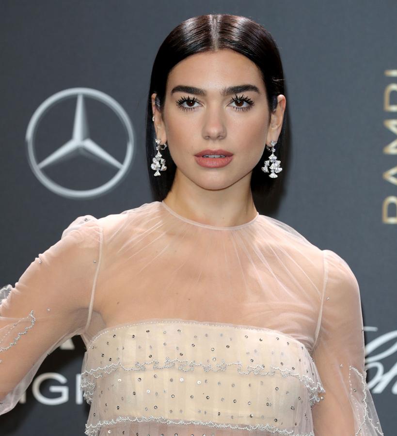 Melena corta, bien lisa, con raya al medio y con brillo espejo. Estas son las claves del ‘glass hair’, otro de los estilos estrella del otoño. Sin embargo, Dua apostó por él antes del verano y ha seguido con él hasta finales de año. ¿Continuará su ‘affaire¸ en 2019 o la cantante nos sorprenderá con nuevo look?