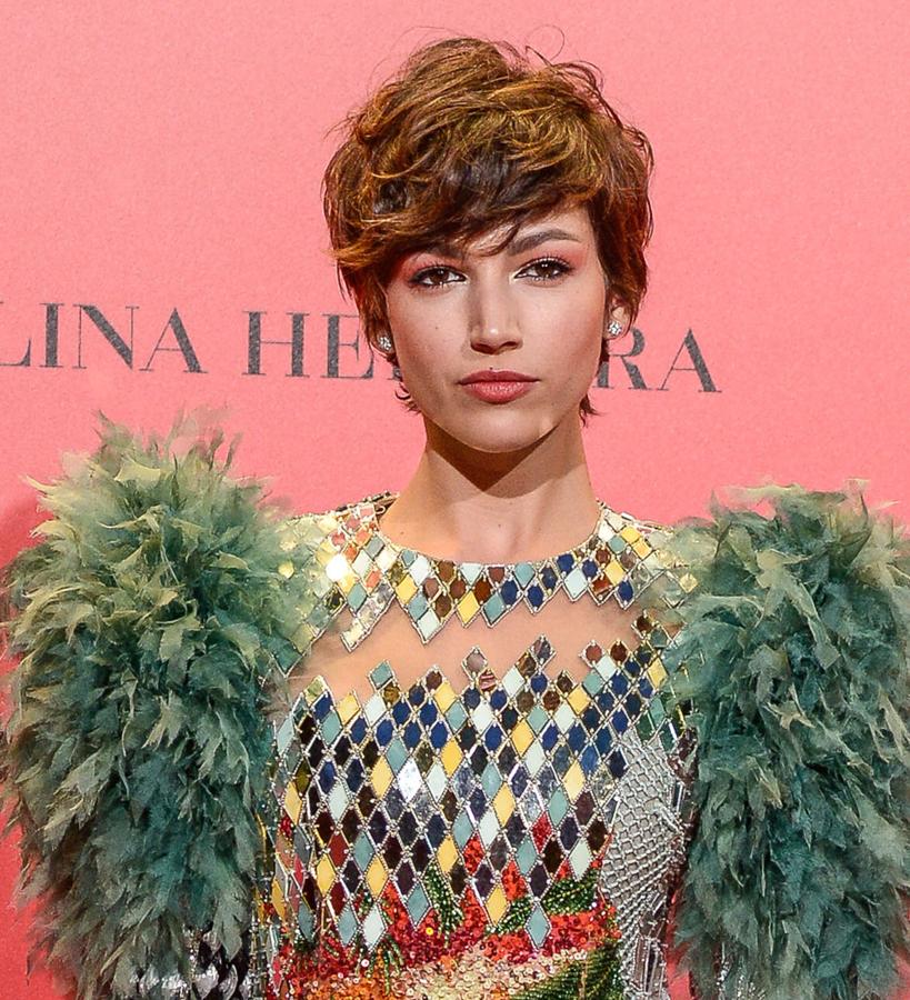 Ondulado desenfadado, engominado, con flequillo ladeado, con flequillo de punta, con reflejos más claros, con un tinte algo más oscuro… La intérprete de ‘La casa de papel’ nos ha demostrado que llevar el pelo corto no tiene por qué ser sinónimo de aburrimiento. A lo largo del año nos ha demostrado las mil caras de su ‘pixie’.