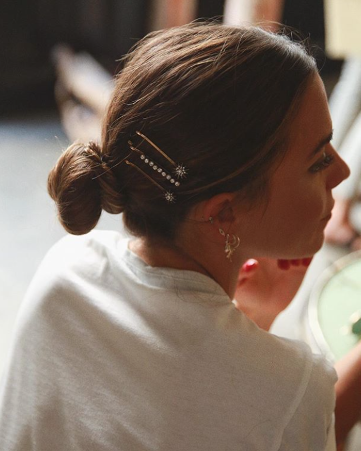 Paula Ordovás toma una decisión genial al optar por unas espectaculares horquillas adornadas con piedras para apoyar su moño de bailarina. ¿Por qué utilizar las feas horquillas negras?