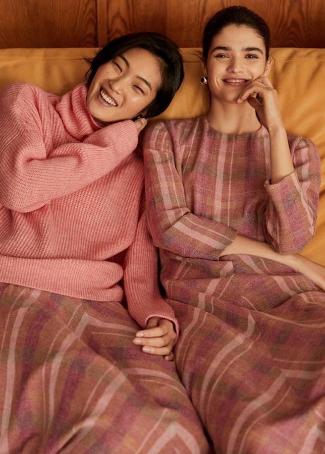 Diseño acampanado y un tejido cuadros para un vestido midi de cuello redondo y manga larga, con un cierre de lágrima en la parte posterior (49,99 euros).