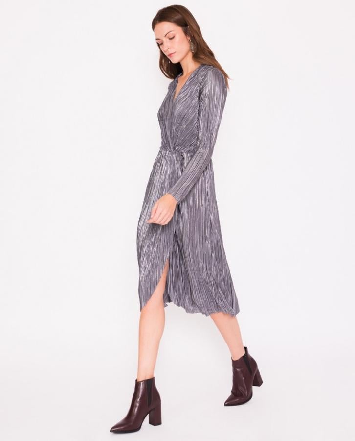 Vestido midi plateado con manga larga y escote en V, 49,99 euros.