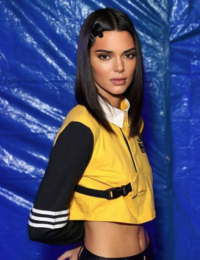 En la última presentación de Adidas, la embajadora de la marca deportiva y top oficial de la familia Kardashian-Jenner lució dos ranitas para apartar la melena extralisa de la cara.