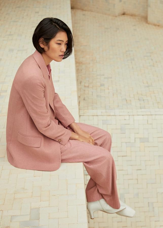 Americana larga, con cuello de solapa, puños abotonados y bolsillo de ribete en el pecho (59,99 euros) y pantalón con un diseño recto, con pinzas y un bolsillo con ribete y botón en la parte posterior (39,99 euros).