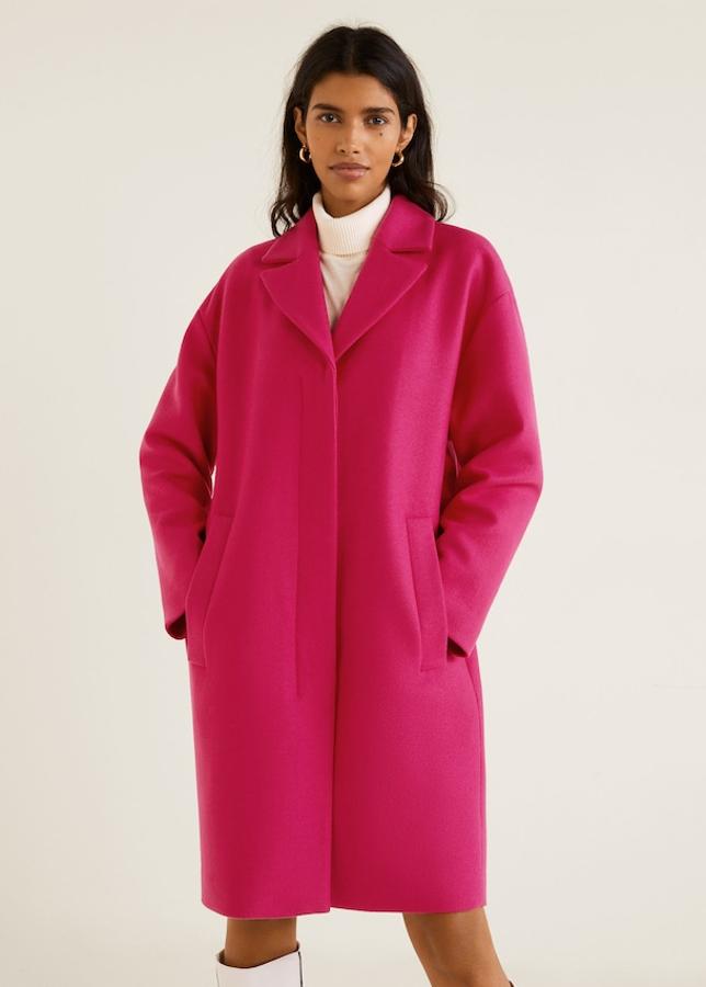 Largo midi para un diseño con solapas y dos bolsillos ribeteados laterales. Va forrado y cierra con tres botones (99,99 euros).