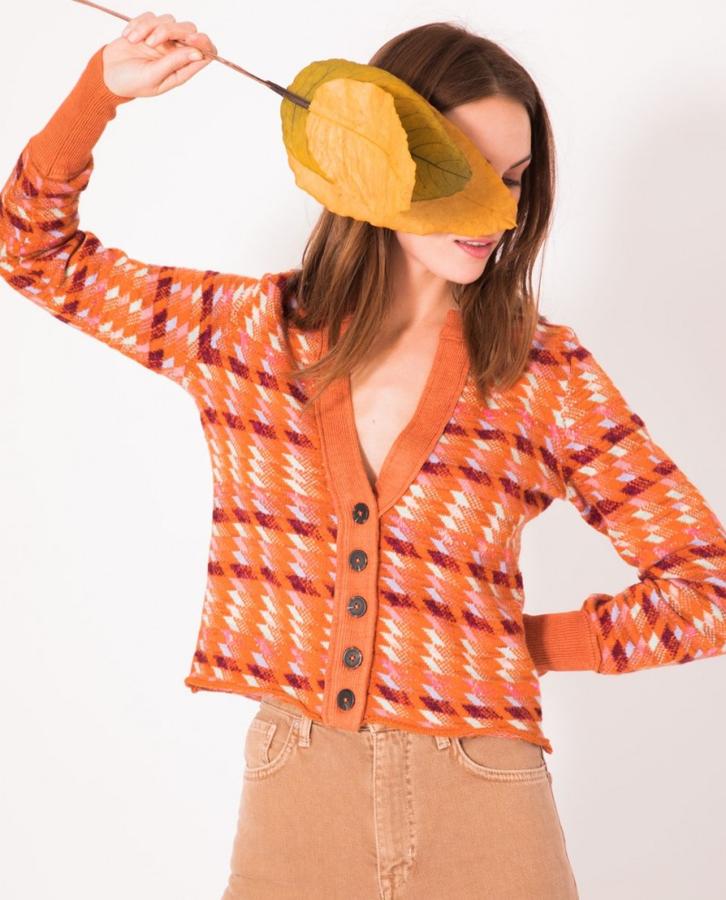 Cárdigan de punto con botones, cuello redondo y escote en pico, 125 euros.