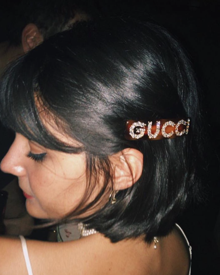 La "influencer" que mejor lleva las tendencias retro y vintage ha sido de las primeras en lucir el gran pasador de Gucci que se ha convertido en uno de los objetos de deseo de la temporada.