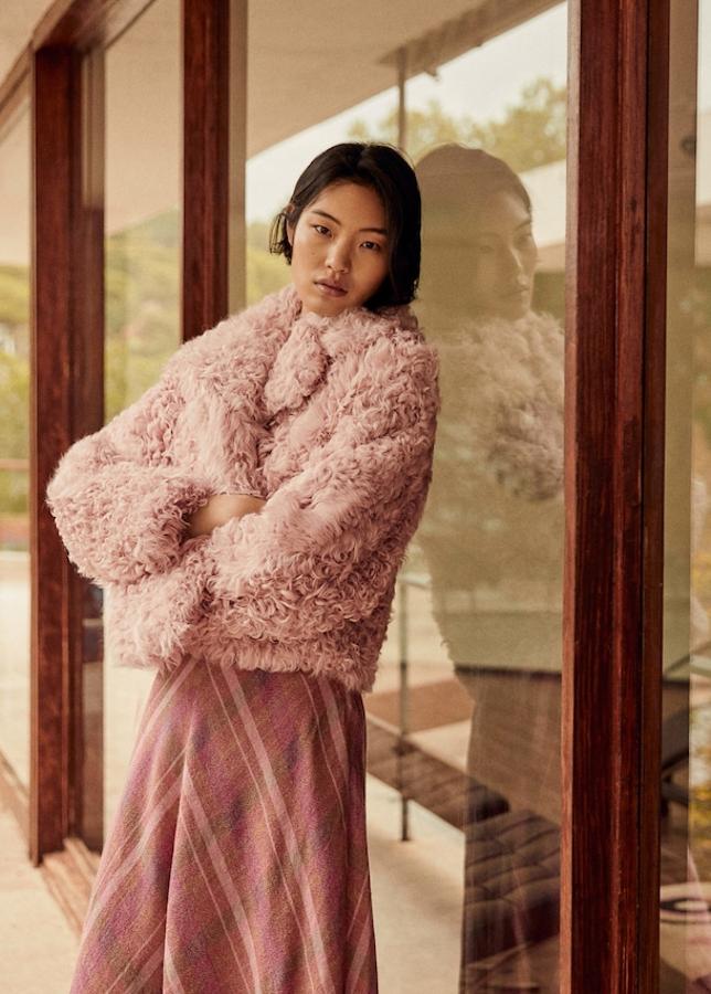 Diseño acampanado y bajo asimétrico para un diseño en tejido estampado en cuadros con cierre oculto de cremallera lateral (39,99 euros).