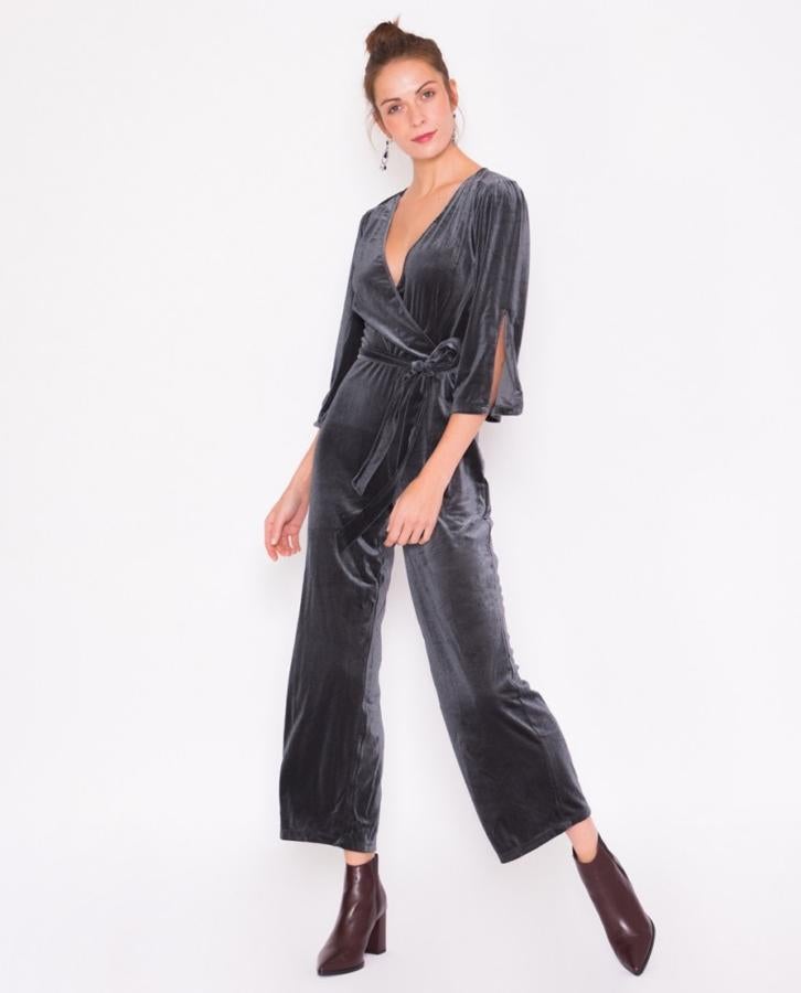 Mono gris de terciopelo con escote en V y manga francesa, 54,99 euros.