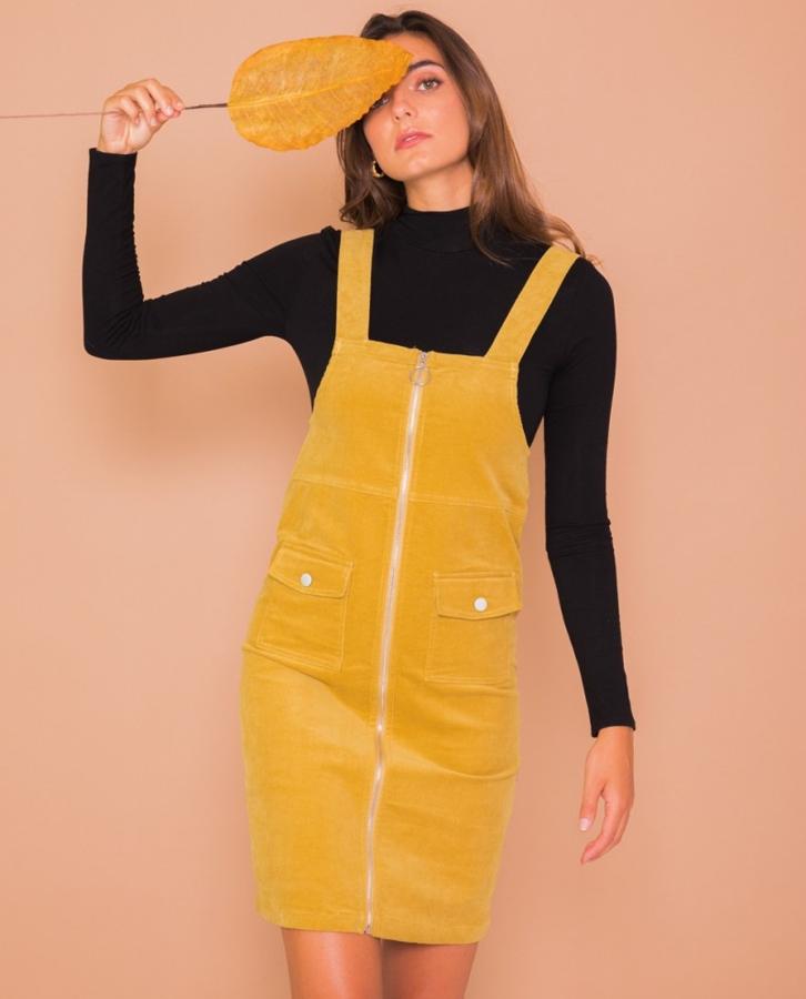 Vestido tipo pichi en color mostaza y de pana elástica, 39,99 euros.