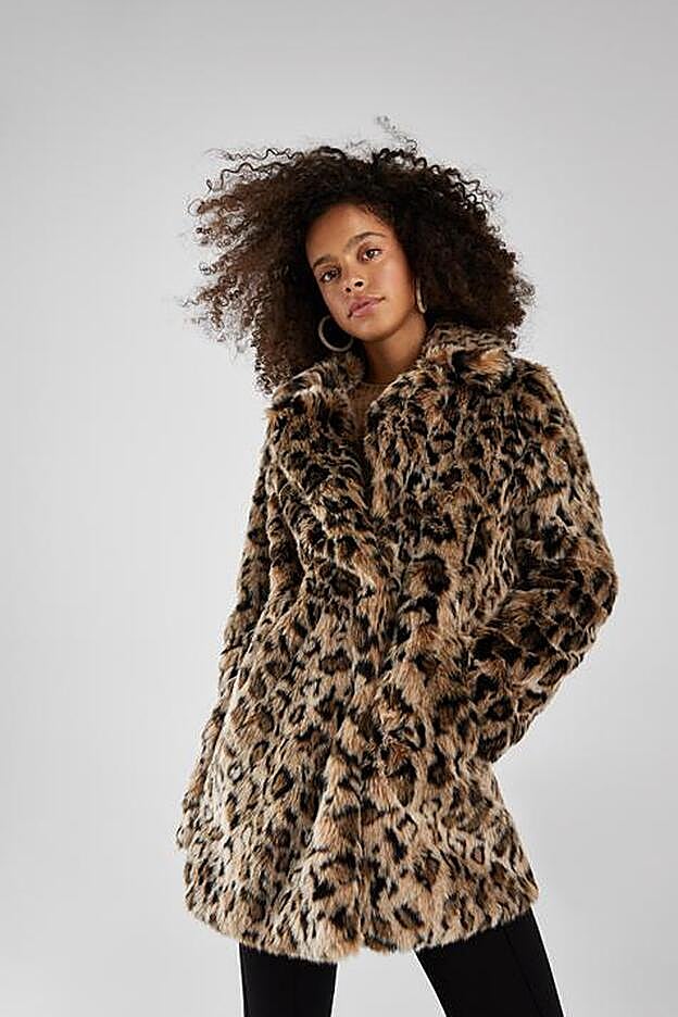 Abrigo de leoprado de Bershka, rebajado a 41,99 euros.