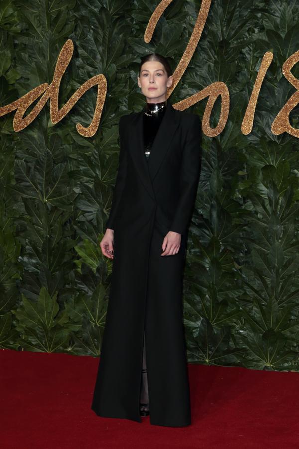 Rosemund Pike en los British Fashion Awards 2018