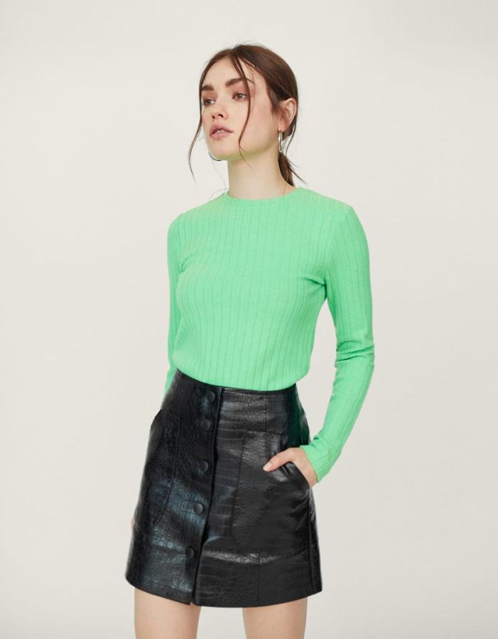 Camiseta perchada en color verde flúor, 12,99 euros.