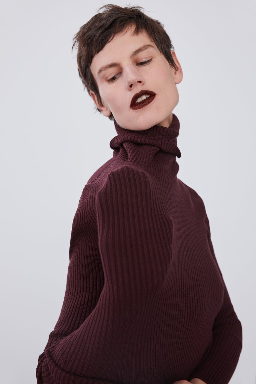 Un corte de pelo que seguirá dando mucha guerra este 2019 y que no pasa de moda es el pixie. Es el favorito de muchas famosas como Katy Perry, Michelle Williams o Cara Delevigne. Y por supuesto, Zara no iba a ser menos, que no ha dudado en incluirlo entre sus nuevas colecciones de la temporada. Juega con el tipo de flequillo y adáptalo a la forma de tu rostro.