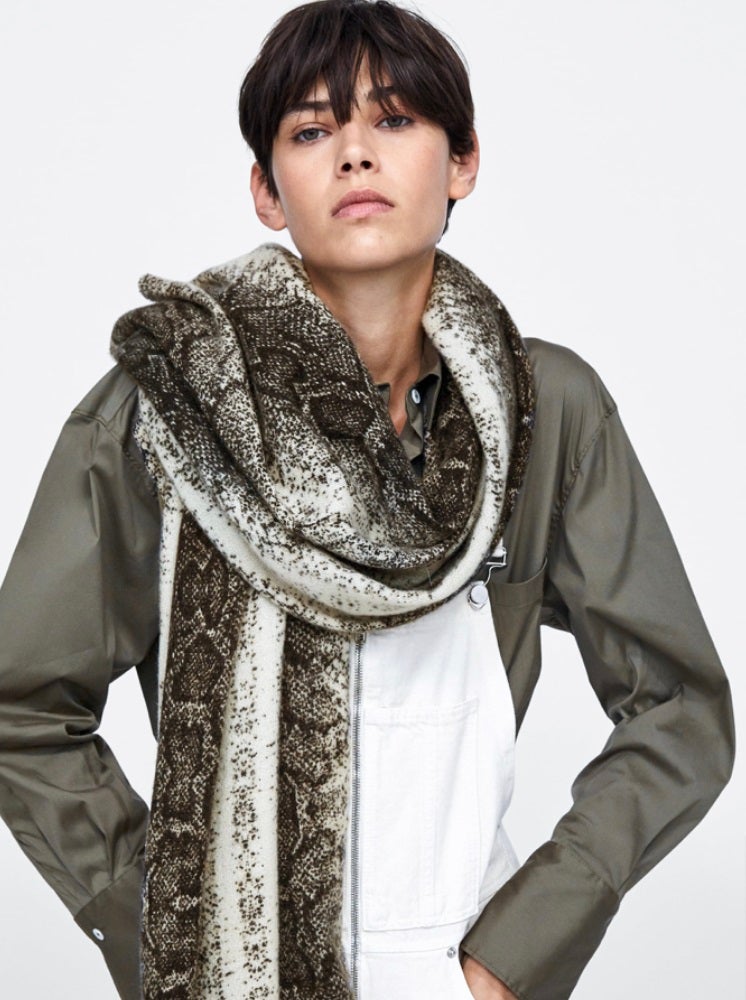 Toma nota para tu próximo corte en la peluquería: pelo muy corto y flequillo muy largo y desfilado. El resultado: una melena versátil y con mucho estilo que te permitirá jugar con su forma.