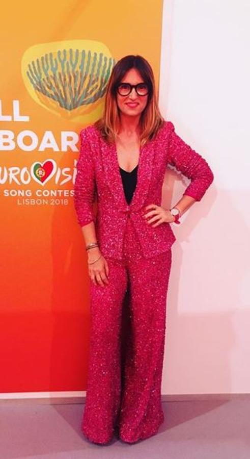 En su línea de traje, cuando se trata de sacar los brillos no hay quien le gane. Y está guapísima con este esmoquin de lentejuelas en rojo fresa de Iván Campana que se puso para el Festival de Eurovisión.