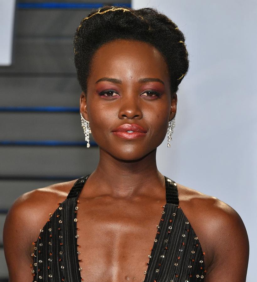 Lupita es de las famosas que más arriesga con el maquillaje y no tiene miedo de lucir tonos vibrantes sobre su rostro, muchas veces a luego con la ropa que viste. Para la fiesta posterior a la entrega de los Oscar escogió una sombra rosa mate a la que añadió unos labios color colar, el tono de 2019 que acaba de elegir Pantone.