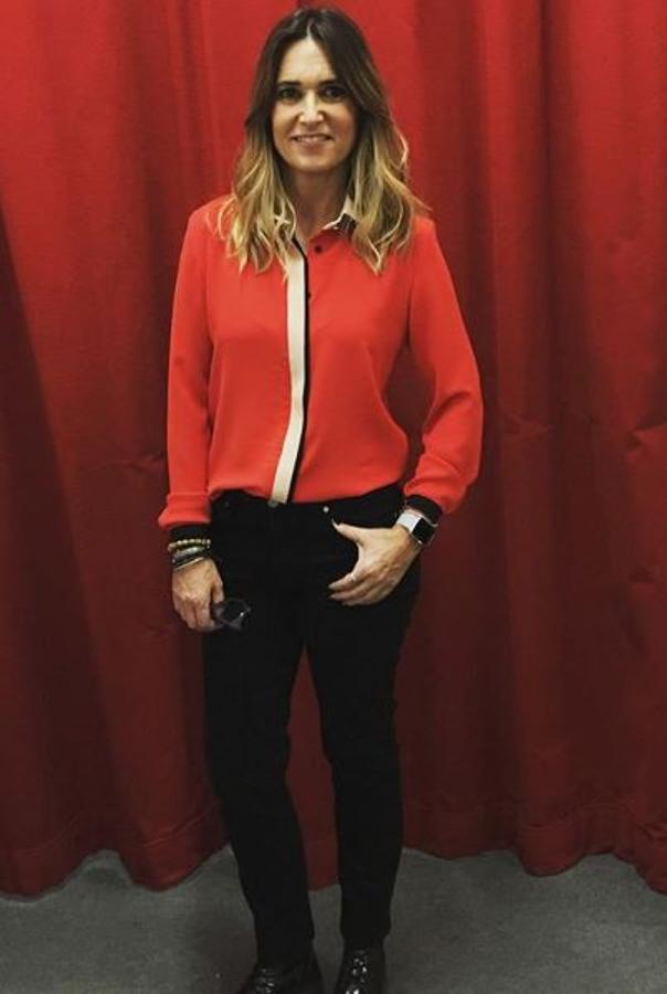 Con blusa de Dolores Promesas y pantalones negros. Lo que nunca puede faltar para ella son unas botas de estilo militar, que suele llevar de la firma Bershka.