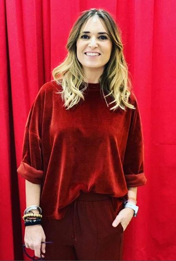 También se atreve con el estilo sport en versión terciopelo. La sudadera que lleva remangada es de American Vintage.