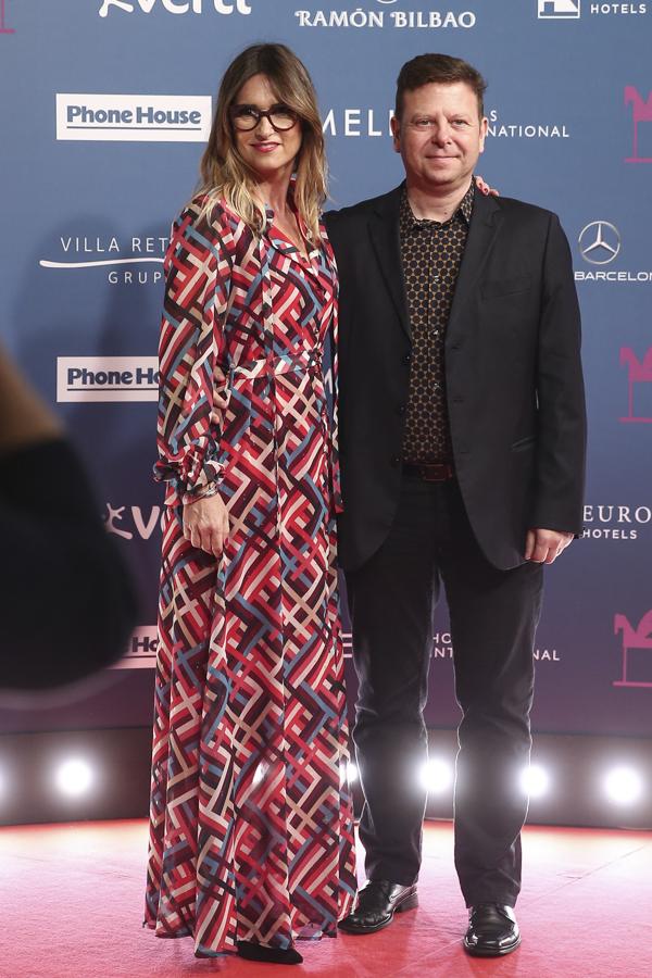 Noemí acudía en Barcelona a la 65 edición de los Premios Ondas con un vestido largo de estampado geométrico de Dolores Promesas.