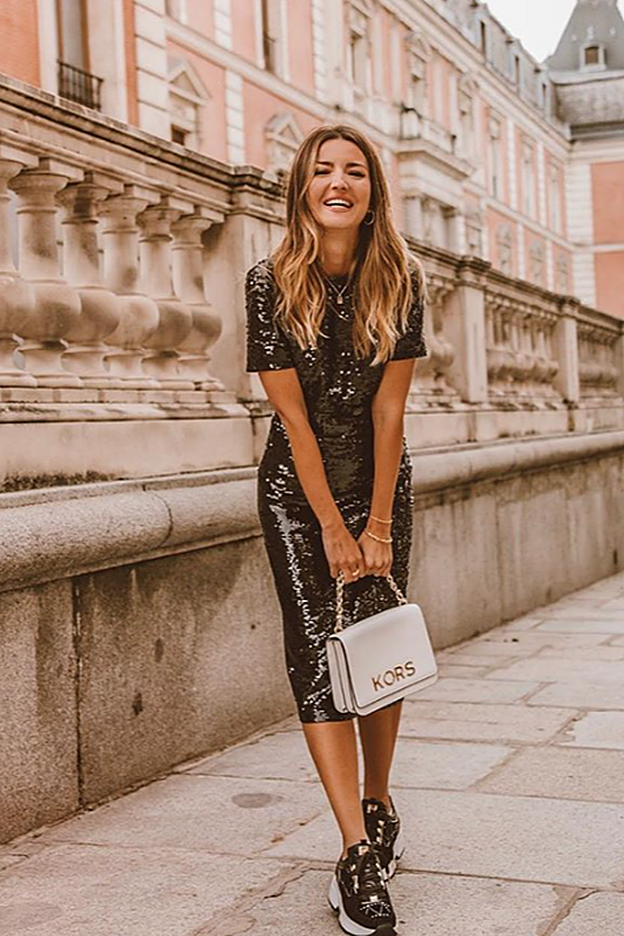 El estilismo diez de Lovely Pepa: lentejuelas con zapatilas de deporte.