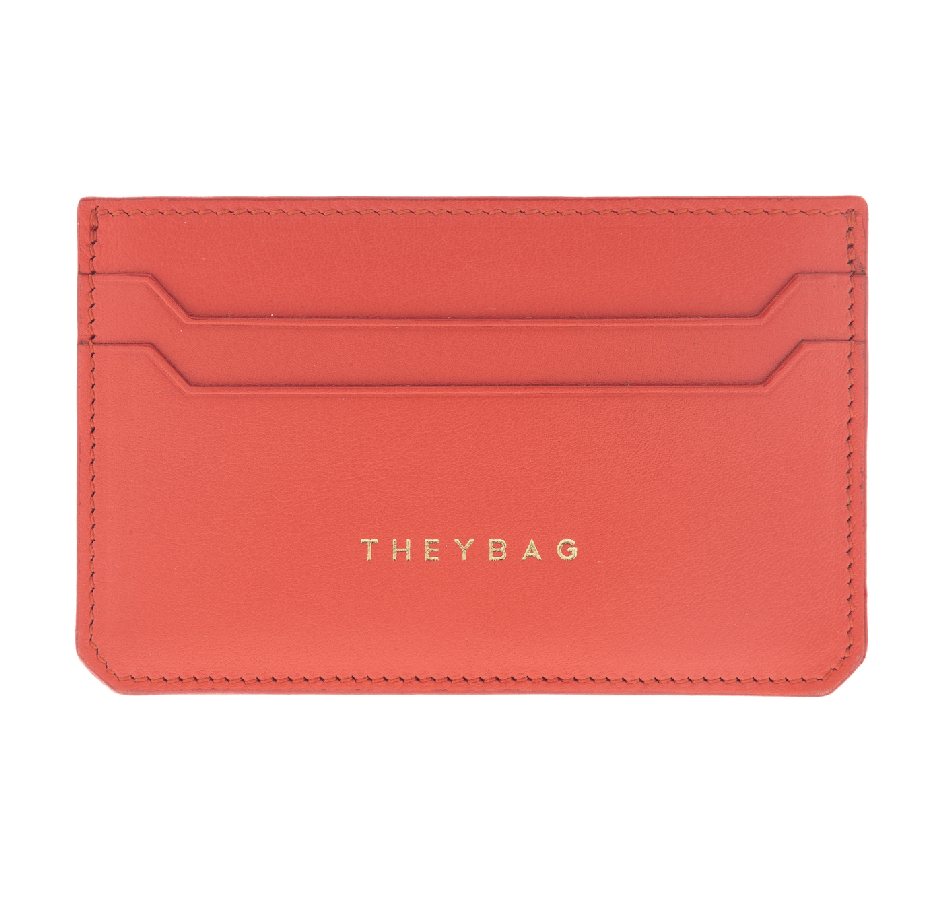 Tarjetero de piel en color 'living coral' de Theybag (50 euros).