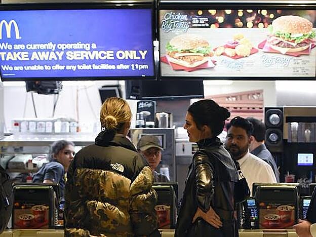 Kendall Jenner con una amiga en el McDonald