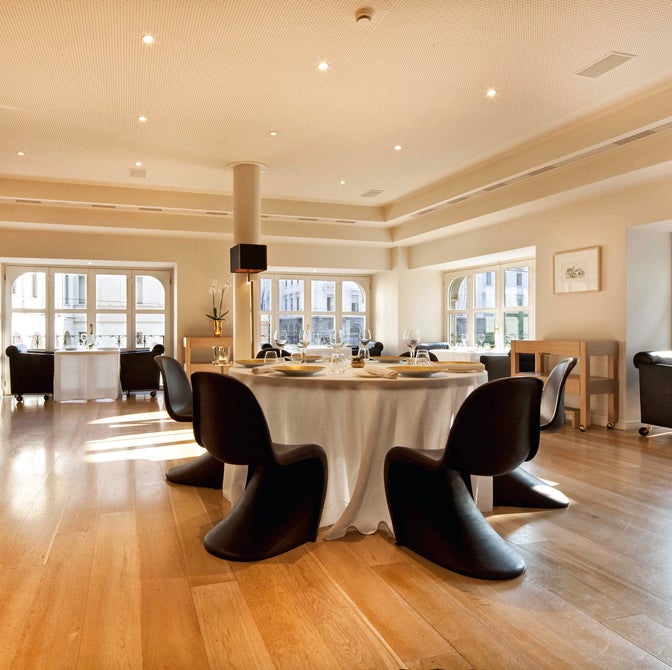 Sinfonía foodieCon vistas al mítico teatro operístico, entre sofás de terciopelo y sinuosas sillas Panton, el restaurante de Trassardi se ha convertido en parada indispensable, con estrella Michelin (a los fogones está el chef Luigi Taglienti) y una exposición permanente de la colección de arte de la familia Trussardi.