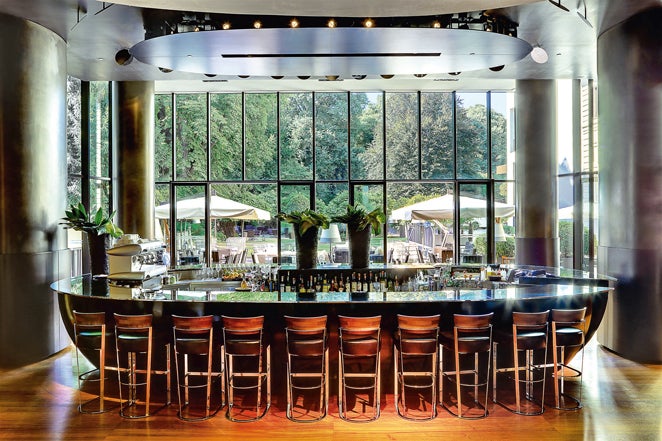 Hoteles joyaEn Pekín, Dubái, Shanghai y Milán, los hoteles de Bulgari se distinguen por la sobria arquitectura de Antonio Citterio, por su concepto de lujo extremo y por sus restaurantes comandados por el chef Niko Romito (tres estrellas Michelin), famoso por reinterpretar la gastronomía tradicional italiana.