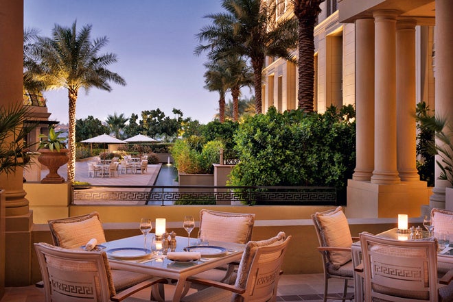 La novia del desiertoEn el opulento Palazzo Versace, en Dubái, el chef Andrea Gaia aúna sabores y fragancias italianas con hierbas aromáticas cultivadas en el propio palazzo. “Nos enorgullece proporcionar una auténtica experiencia italiana tradicional”, asegura el cocinero.