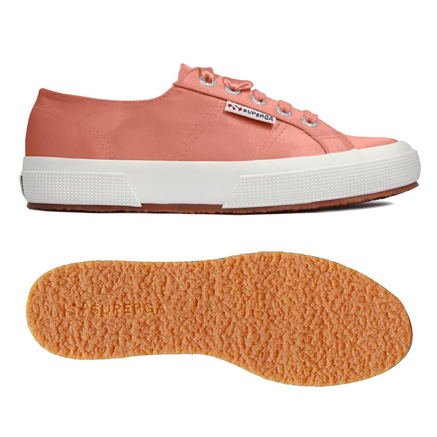 Zapatillas Superga en color 'living coral' (85 euros)