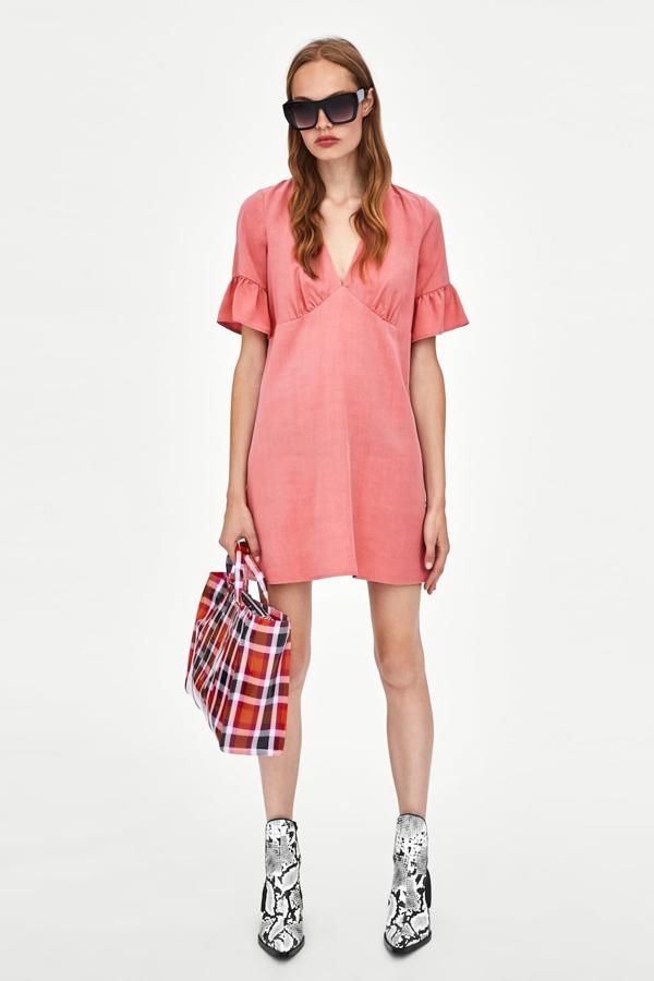 Vestido en color 'living coral' de Zara (25.99 euros).