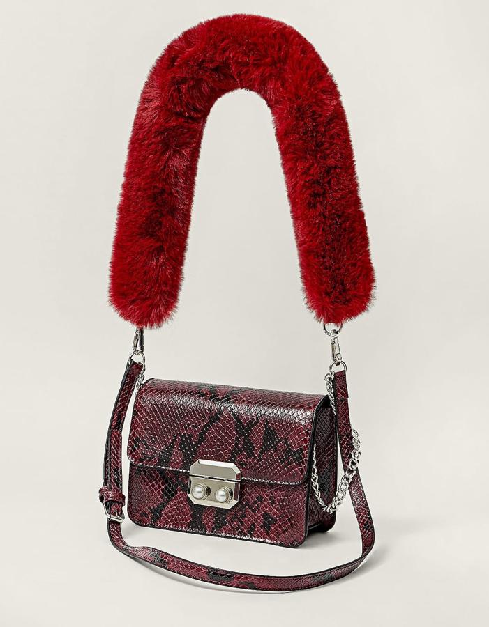 Con estampado de serpiente y un detalle genial de pelo (12,79 euros).