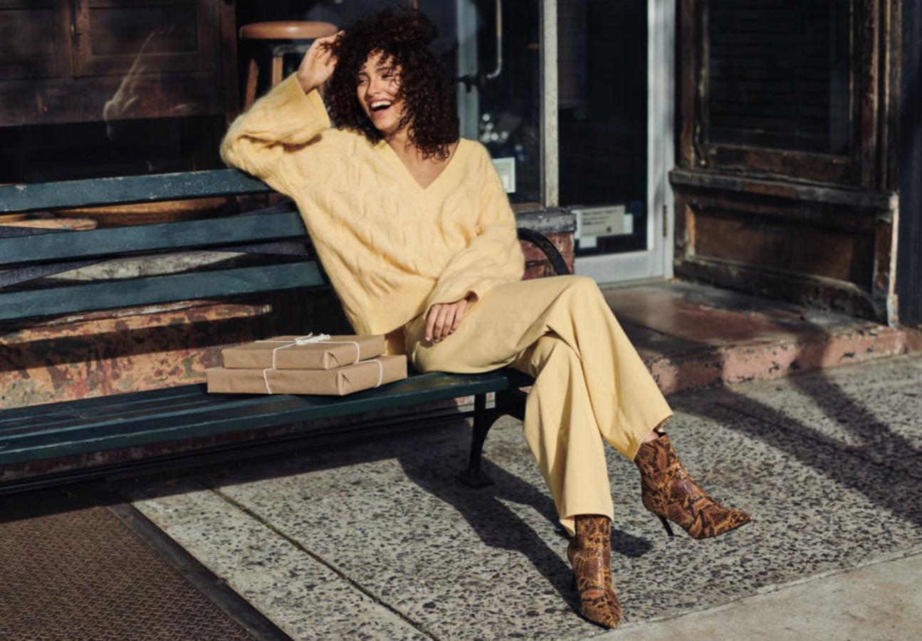 Otro "look" con un estilazo total. Vaqueros con la cintura alta y cinco bolsillos en denim teñido (39,99 euros) y jersey en punto trenzado de mezcla suave de mohair y lana, con mangas largas raglán amplias y ribete en punto de canalé en cuello, puños y bajo (49,99 euros).