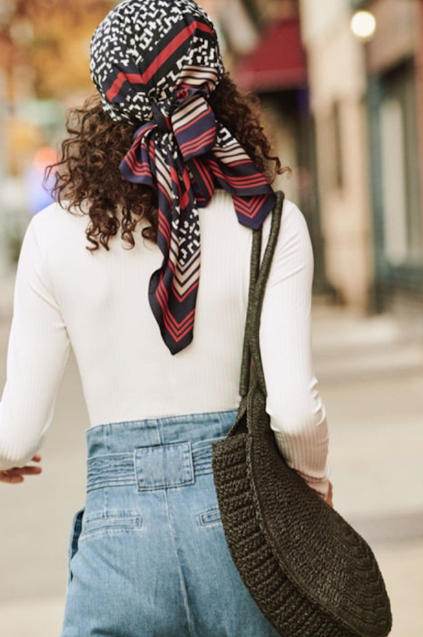 Un fular de satén con el estampado y los colores de la colección, totalmente multiusos (9,99 euros).