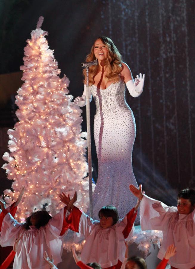 ¿Corremos el riesgo de que baile Mariah Carey con este vestido en el escenario del WiZink Center y se le salga un pecho por ese escote?